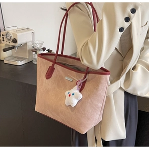 Détail du sac cabas rose poudré mat avec anses contrastées et charme étoile en peluche