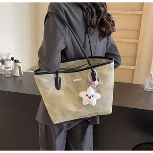 Détail du grand sac cabas kaki à texture délavée et pendentif étoile en peluche