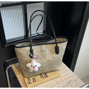 Vue détaillée du grand sac cabas vert mousse avec anses en cuir et breloque étoile
