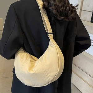 Sac bandoulière demi-lune en nylon kaki avec large bandoulière réglable pour femme