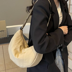 Sac à bandoulière minimaliste en nylon beige en forme de croissant avec sangle large