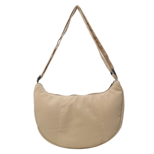 Grand sac bandoulière croissant en nylon beige avec sangle réglable pour femme