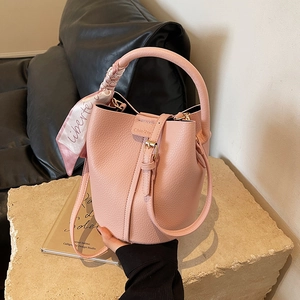 Secchiello rosa chic in pelle grana con manico in foulard di seta su pietra
