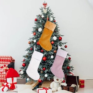 Dreiteiliges Set großer Plüsch-Weihnachtssocken in Gelb, Weiß und Rosa für die Deko