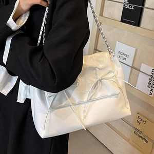 Sac fourre-tout blanc en cuir froissé avec nœud et bandoulière chaîne argentée