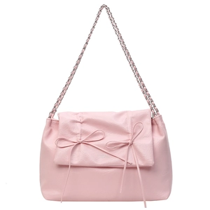 Sac fourre-tout rose à texture plissée avec double nœud et bandoulière en chaîne