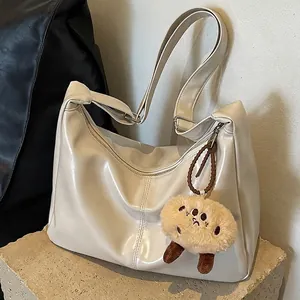 Slouchy Hobo Schultertasche PU Leder Große Kapazität Tote Mit Niedlichem Plüschanhänger Pendeln Reisen Mode Für Frauen