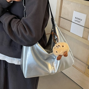 Silberne Metallic-Leder-Einkaufstasche mit großem Fassungsvermögen und niedlichem Anhänger