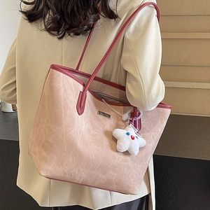 Sac fourre-tout en similicuir rose avec anses rouges et breloque étoile blanche