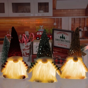 Drei leuchtende Weihnachtszwerge mit Paillettenmützen und warmen LEDs für die Deko