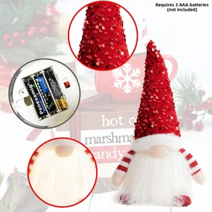 Detail der roten Paillettenmütze und des Batteriefachs für den leuchtenden Weihnachtszwerg
