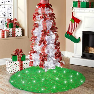 Dettaglio della gonna per albero di Natale verde con luci LED e motivi a pois rossi