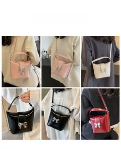 Collage de mannequin portant un sac seau compact avec nœud métallique en quatre couleurs