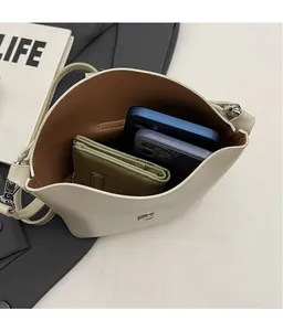 Vue de dessus de l'intérieur du sac seau beige montrant une grande capacité de rangement