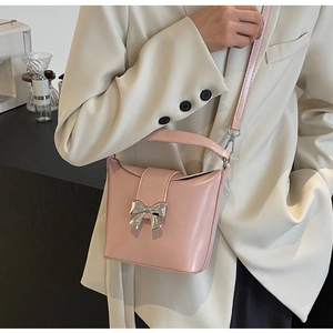 Détail du sac seau rose avec boucle nœud en métal argenté et cuir PU lisse fini