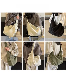 Vues lifestyle de grands sacs hobo en toile en beige, noir et vert olive