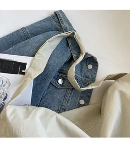 Gros plan sur la longue bandoulière réglable d'un sac cabas en toile beige