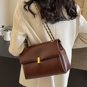 Borsa a tracolla in pelle opaca marrone scuro con catena dorata e fibbia vintage chic
