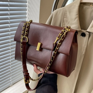 Borsa a tracolla vintage in pelle marrone con catena dorata e fibbia quadrata