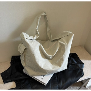 Détail du sac cabas en nylon avoine avec large bandoulière et fermeture éclair robuste