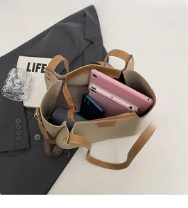 Interno spazioso di una grande borsa tote bicolore con due tablet e un ombrello pieghevole