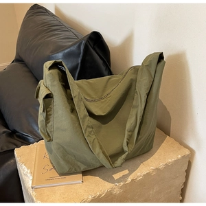 Sac bandoulière minimaliste en toile vert armée avec poche latérale et sangle large