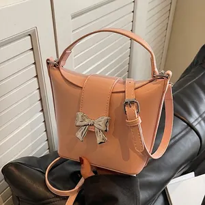 Sac Bandoulière Femme Sac À Main Cuir PU Nœud Métallique Argent Design Niche Doux Chic Polyvalent Sac À Épaule