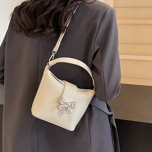 Sac seau bandoulière blanc crème avec détail de nœud en métal argenté élégant