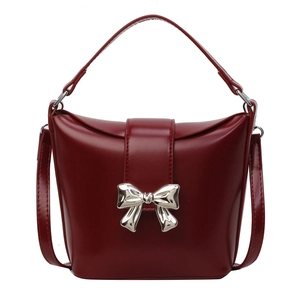 Sac seau rouge foncé avec boucle nœud argentée et bandoulière réglable élégante