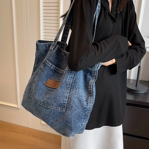 Sac fourre-tout en denim bleu délavé avec étiquette en cuir pour le quotidien chic
