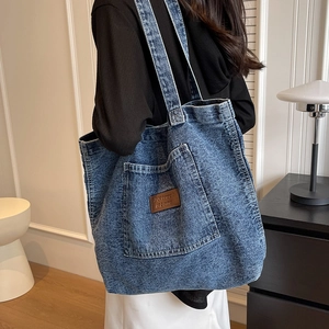 Grand sac cabas en jean bleu rétro avec patch en cuir pour un usage quotidien