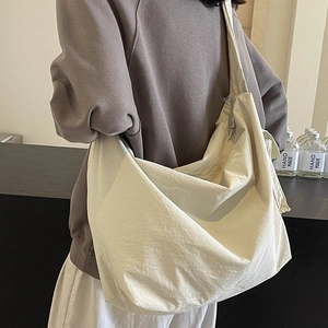 Grand sac fourre-tout en toile blanc cassé pour femmes avec design d'épaule hobo épuré