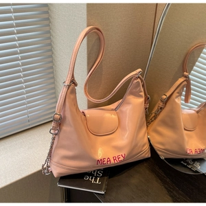 Borsa a spalla rosa a mezzaluna con catena argento e scritta MEA REY rossa decorativa