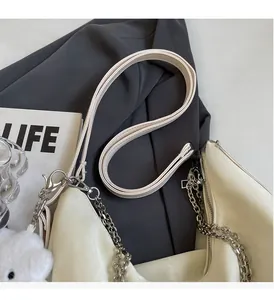 Détail du sac fourre-tout blanc crème avec chaîne argentée et accessoire peluche mignon