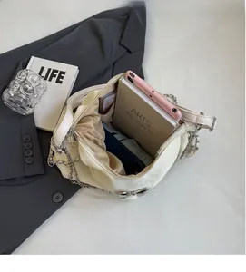 Détail de l'intérieur du sac fourre-tout plissé blanc cassé montrant la grande capacité