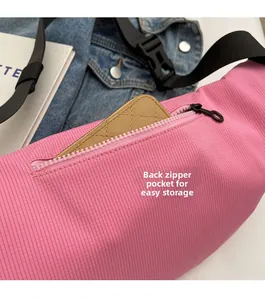 Dettaglio della borsa in tela rosa a costine con pratica tasca posteriore con zip