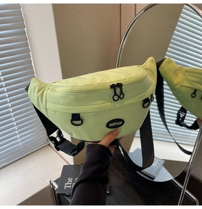 Dettaglio della borsa pettorale in tela verde brillante con logo BUFAN e zip nera