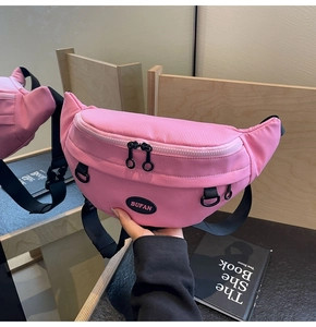 Dettaglio del marsupio in velluto a coste rosa con cerniera e tracolla regolabile