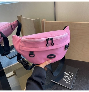 Vista dettagliata del marsupio in velluto a coste rosa con doppie zip e logo