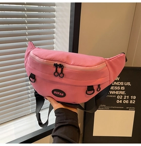 Dettaglio del marsupio rosa in velluto con logo BUFAN, doppia zip e anelli a D