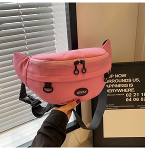 Dettaglio del marsupio in velluto a coste rosa con doppia cerniera e toppa logo nera