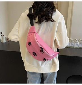Dettaglio posteriore della borsa pettorale in nylon rosa con tracolla regolabile