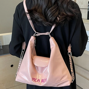 Borsa tote in pelle verniciata rosa lucida con catena argento e dettagli ricamati
