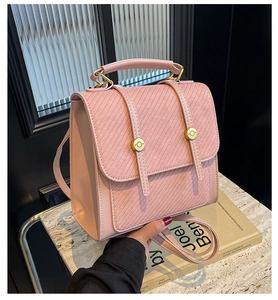 Détail du sac à dos rose avec gaufrage sergé et deux boucles métalliques dorées chic