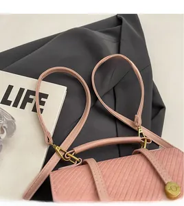 Sac bandoulière rayé rose avec fermoir rond doré et longue bandoulière réglable chic