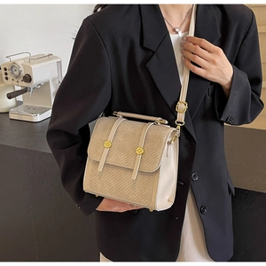 Détail du sac à bandoulière en velours côtelé beige et cuir avec boutons dorés