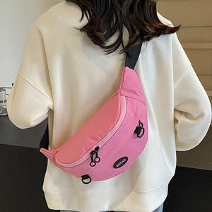Marsupio in velluto a coste rosa da donna con tracolla regolabile e stile casual