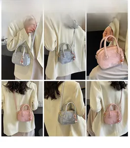Mini sac carré bandoulière en argent et rose avec finition métallique et poignée