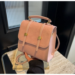 Détail du sac à main rose en cuir PU avec texture gaufrée et boucles dorées
