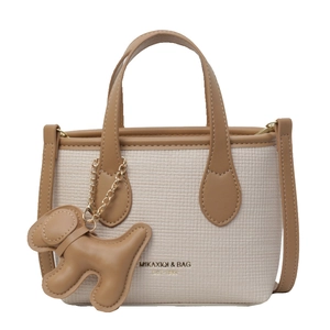 Elegante borsa a secchiello intrecciata beige con manici in pelle e ciondolo a cucciolo